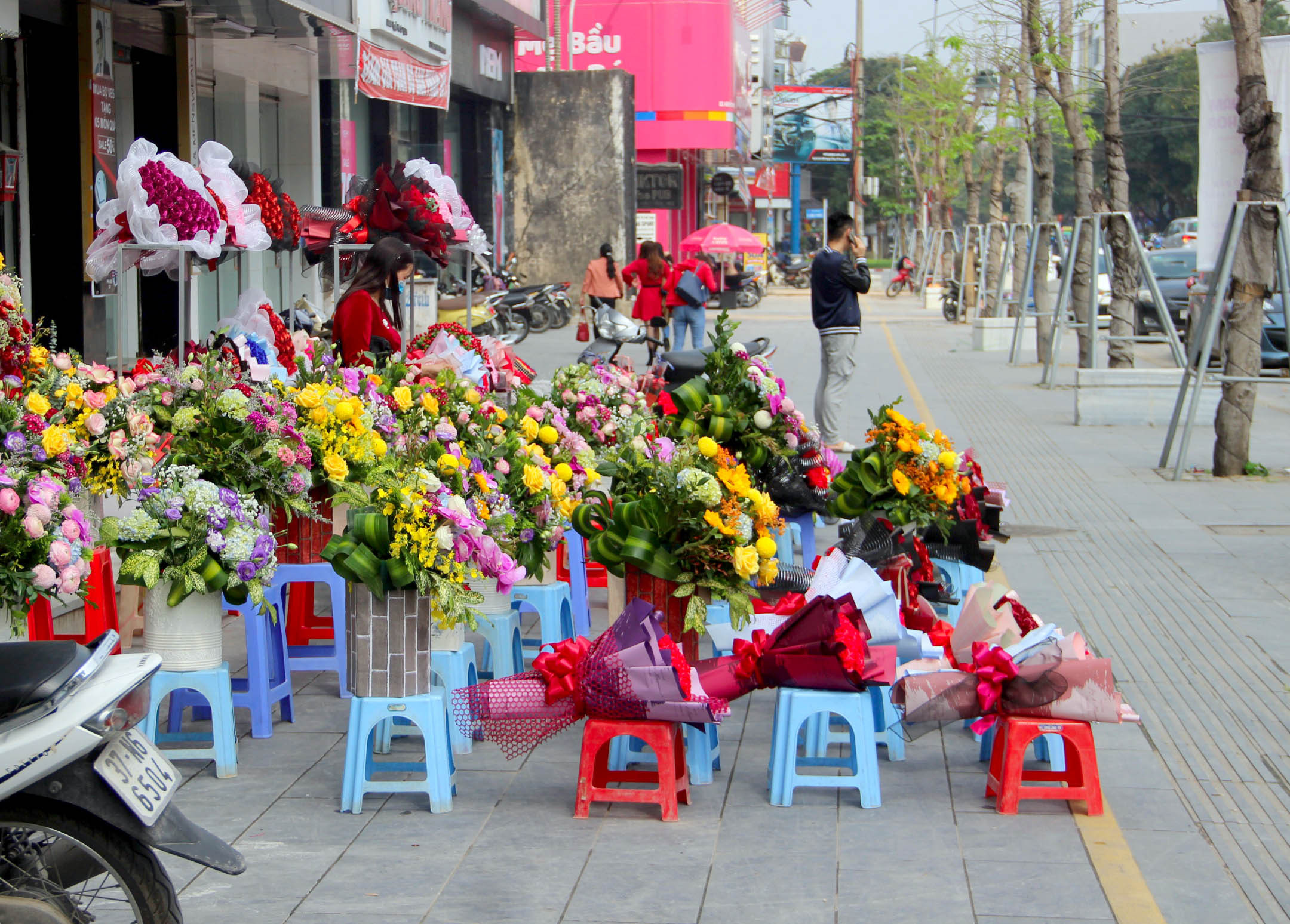 Cửa hàng bán hoa tươi tại đường Nguyễn Văn Cừ ế ẩm trong chiều 6/3. Ảnh: Nguyên Châu