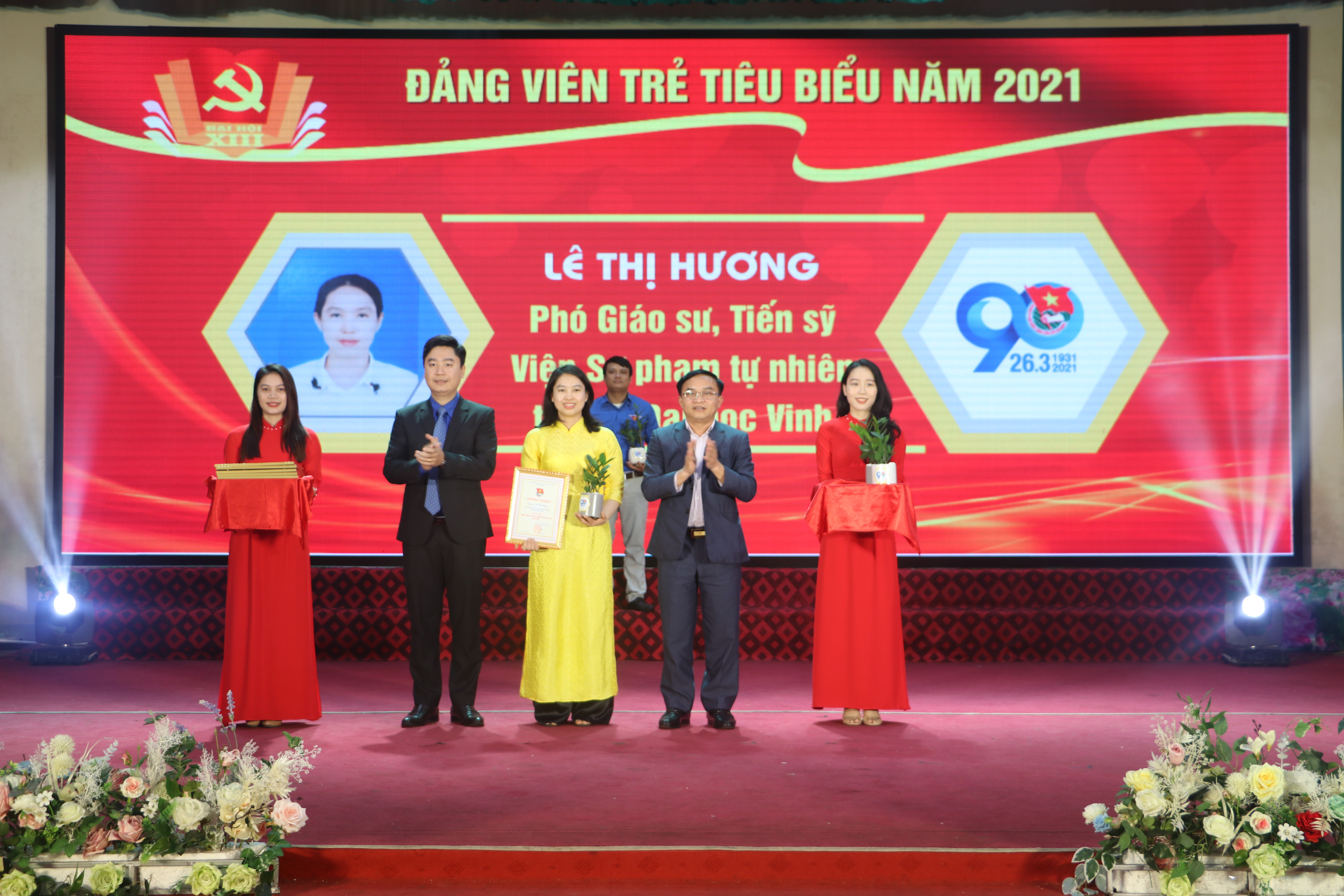 PGS.TS Lê Thị Hương là một trong những Đảng viên trẻ tiêu biểu được Tỉnh đoàn Nghệ An tôn tôn vinh. Ảnh: NVCC