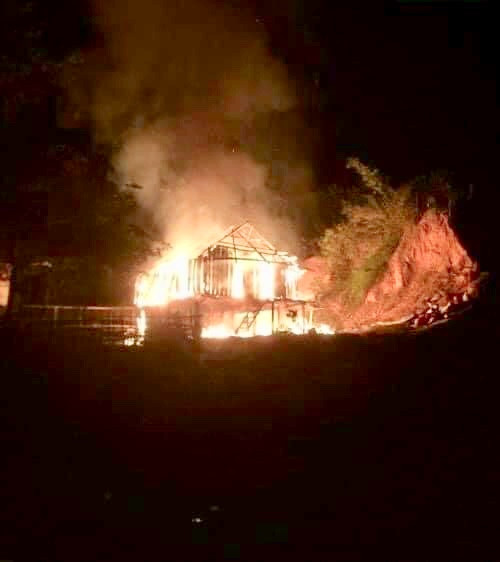 Ngôi nhà bùng cháy trong đêm do người con trai đốt. Ảnh CTV