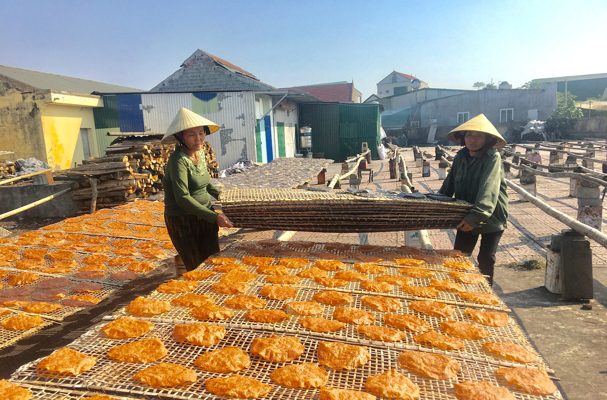 l Ngoài bánh đa vừng, làng nghề Vĩnh Đức- Đô Lương còn làm thêm sản phẩm bánh đa gấc thơm ngon, bổ dưỡng.