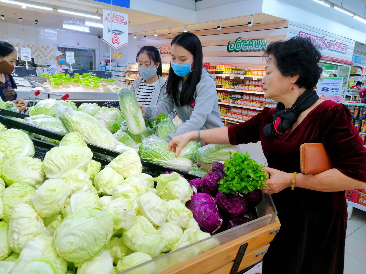 Người dân mua rau tại siêu thị trên địa bàn TP.Vinh. Ảnh: Nguyên Châu