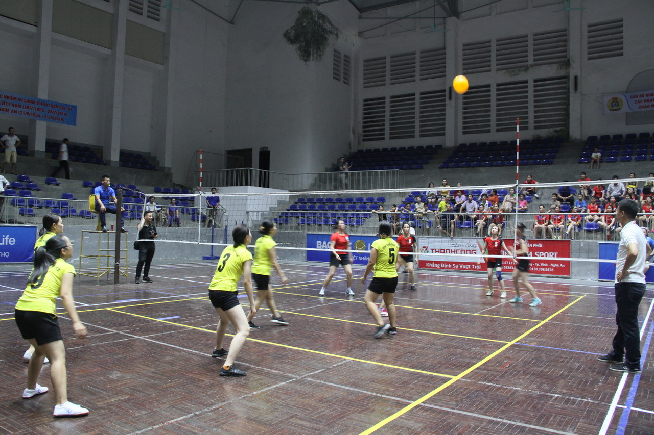 Công đoàn Viên chức Nghệ An tổ chức giải bóng chuyền hơi nữ tạo sân chơi cho chị em. Ảnh: CTV