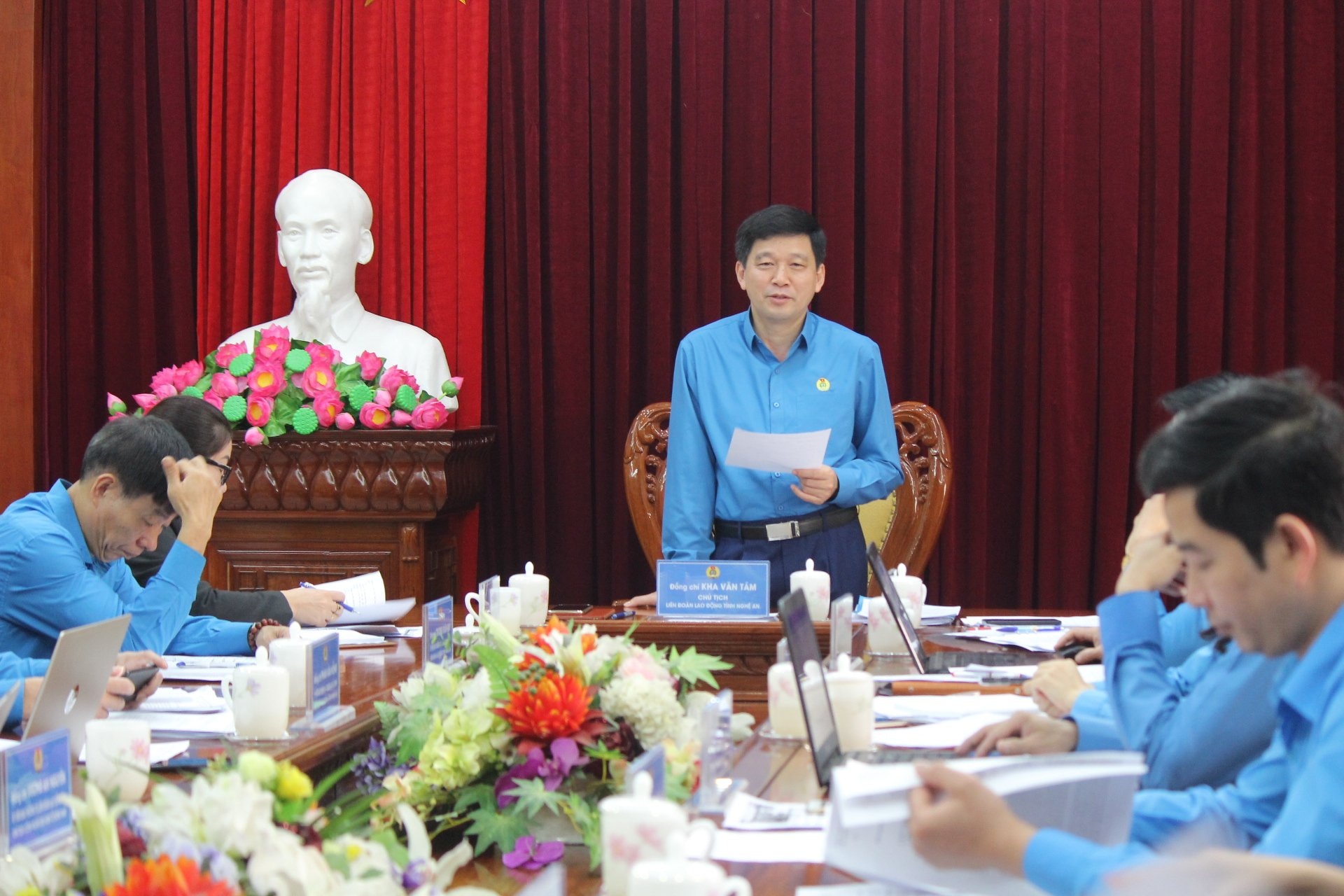 Chủ tịch LĐLĐ tỉnh Kha Văn Tám chủ trì hội nghị. Ảnh: D.T