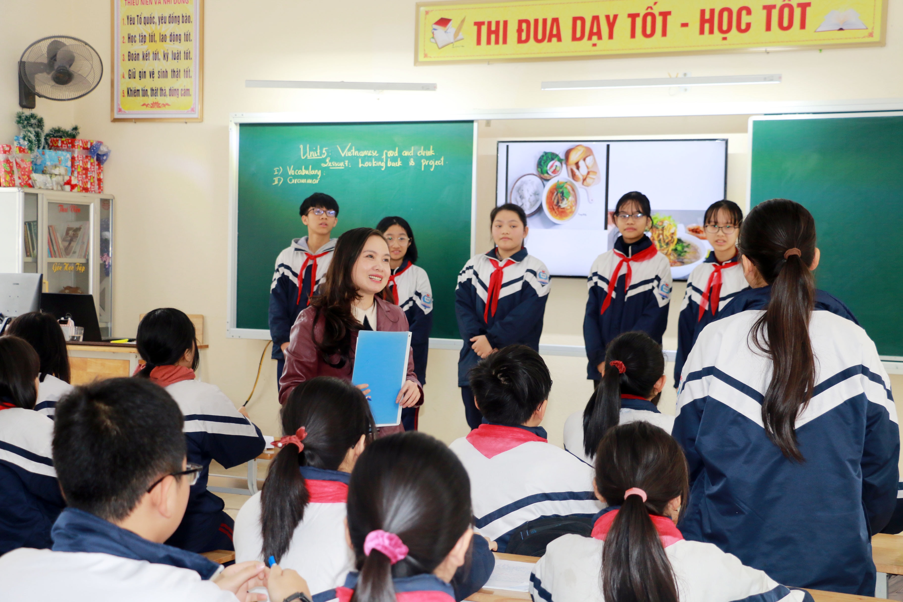 Giờ học Tiếng Anh của học sinh Trường THCS Hưng Dũng. Ảnh: MH