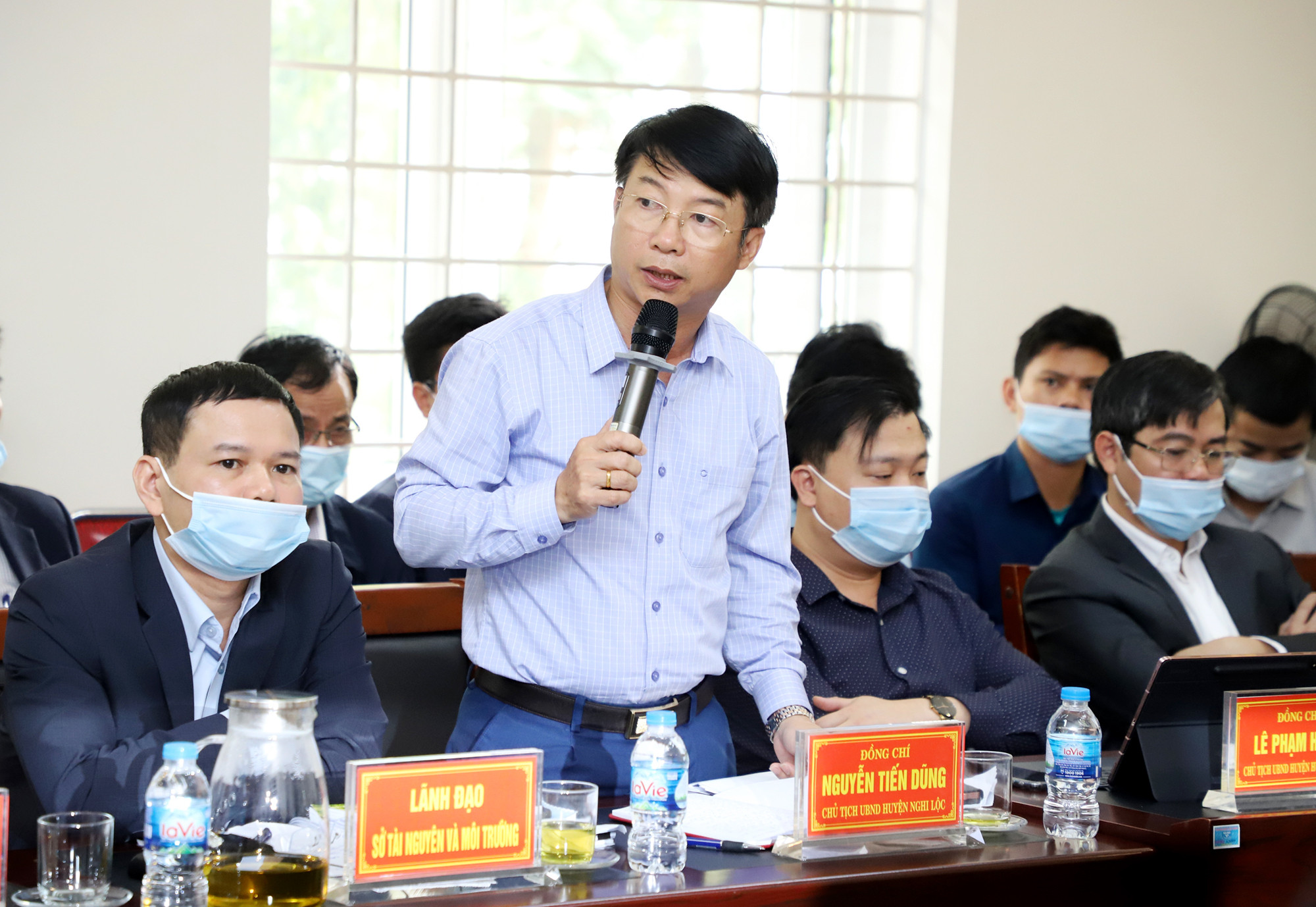 Đồng chí Nguyễn Tiến Dũng - Chủ tịch UBND huyện Nghi Lộc trao đổi các nội dung liên quan đến công tác giải phóng mặt bằng. Ảnh: Phạm Bằng