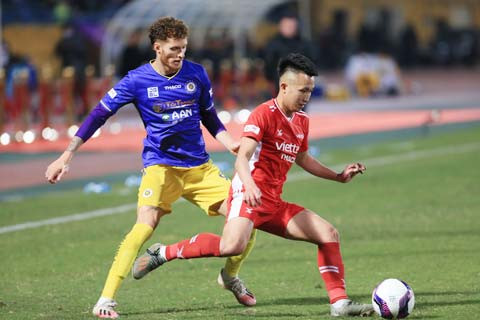 Hà Nội FC (trái) chật vật ở chặng mở đầu V.League 2021. 