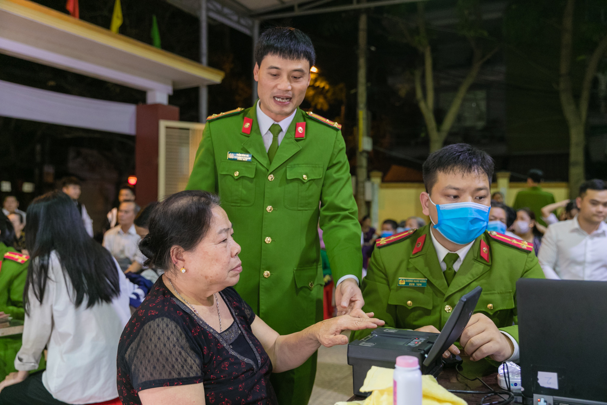 Một số trường hợp khác như bà Lê Thị Hương (73 tuổi) – khối Trung Hòa 1 do bị dị tật ở tay nên việc lấy dấu vân tay cũng gặp vướng mắc. 