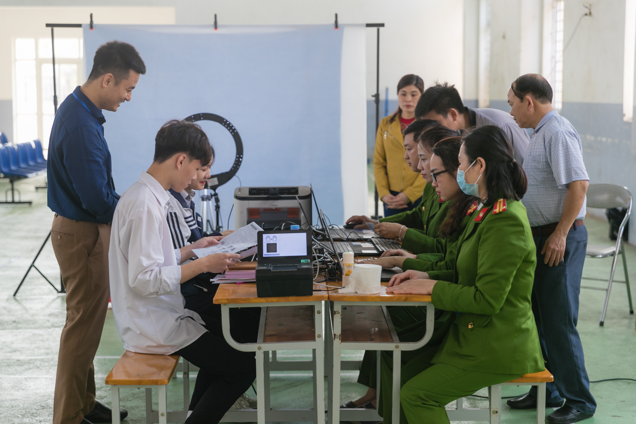 Trường THPT Lê Viết Thuật hiện có hơn 1500 học sinh và giáo viên. Để đảm bảo tiến độ nhanh, chính xác theo chủ trương của ngành, các tổ công tác sẽ tiến hành cấp căn cước cho công dân không kể ngày đêm.
