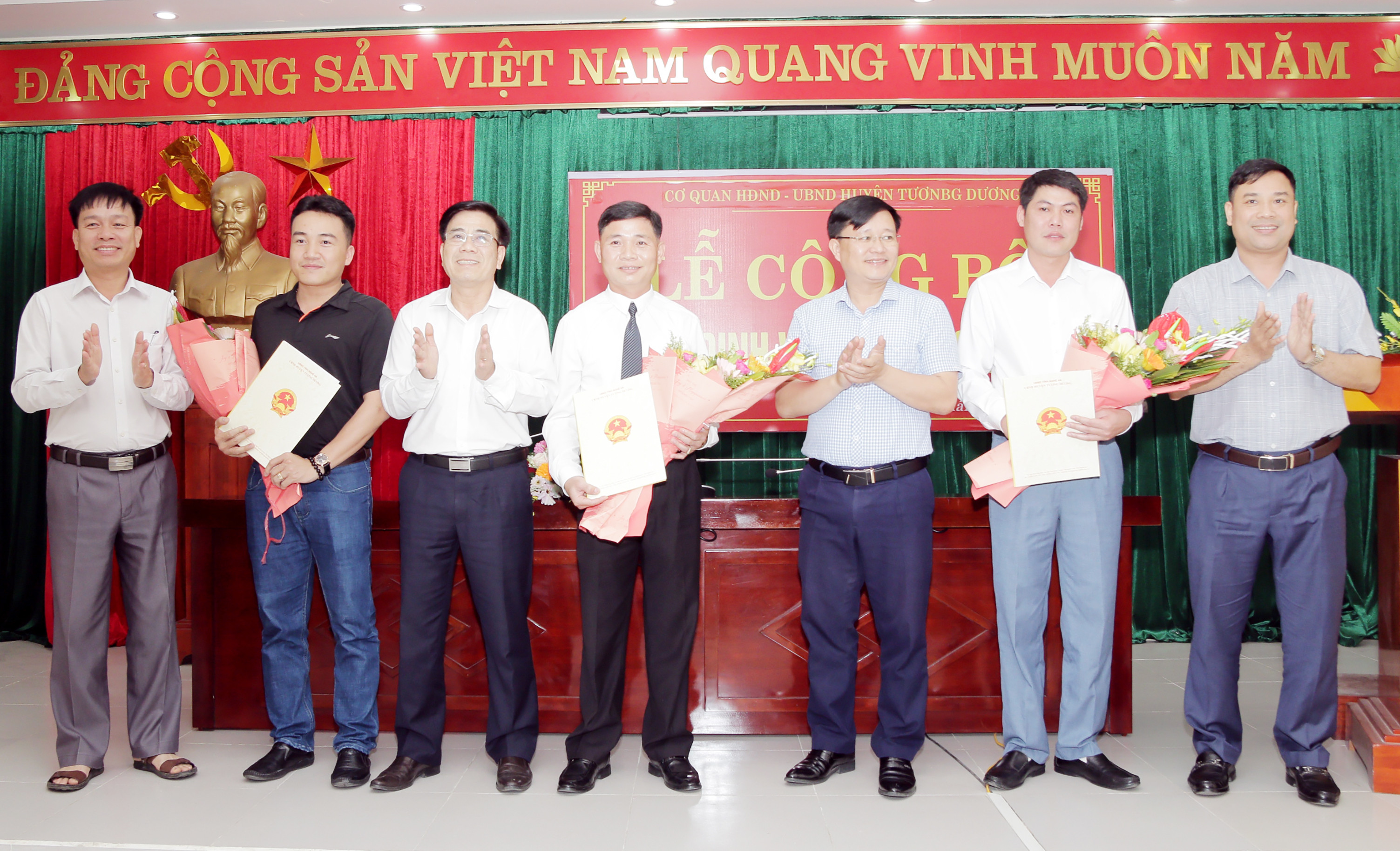 Lãnh đạo huyện Tương Dương trao quyết định và tặng hoa chúc mừng các tân trưởng, phó phòng. Ảnh: Đình Tuân