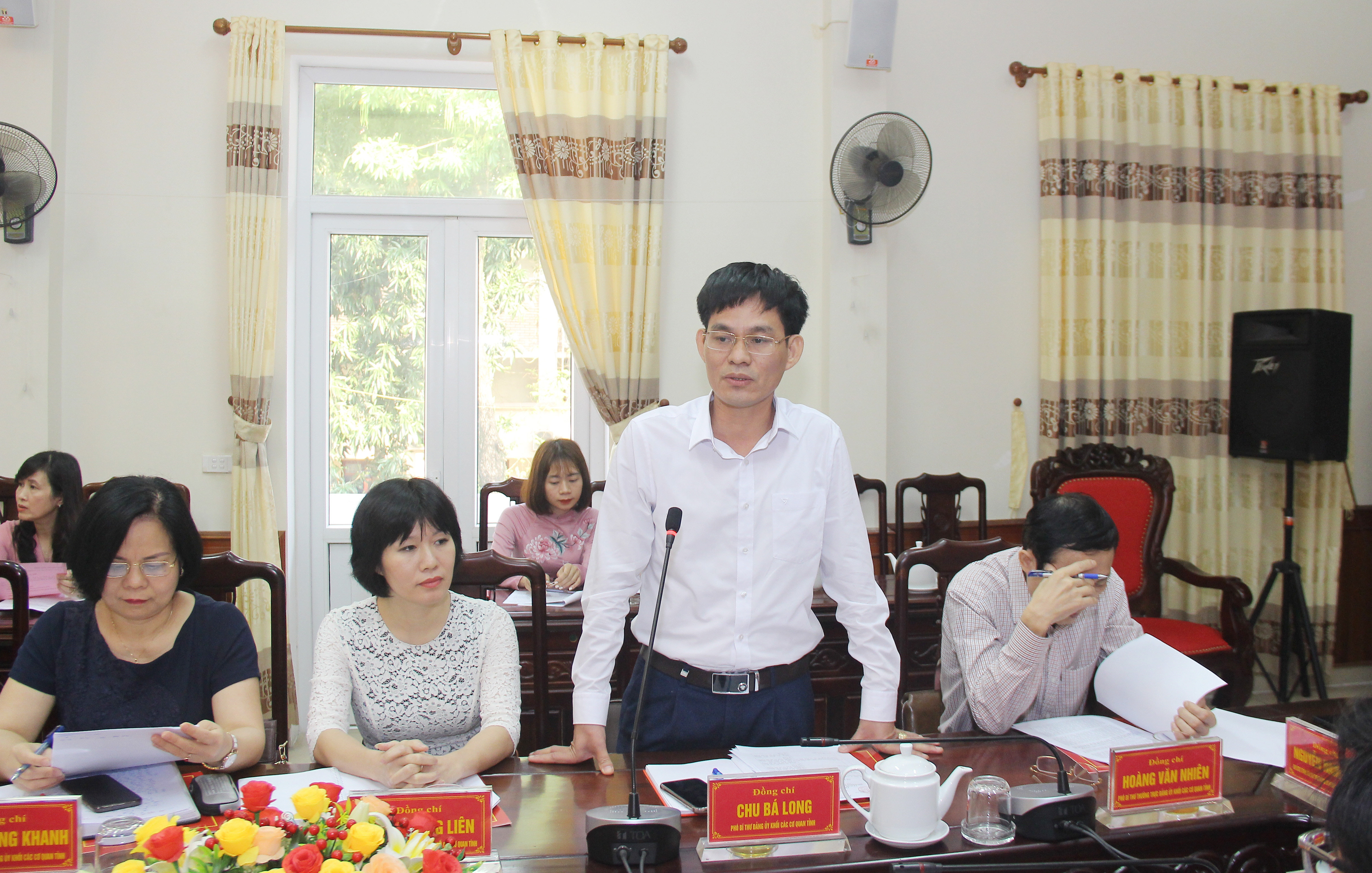 Đồng chí Chu Bá Long - Phó Bí thư Đảng ủy Khối các cơ quan tỉnh cho rằng, 2 bên cần tăng cường phối hợp trong việc nêu cao sự gương mẫu của đảng viên nơi cư trú. Ảnh: Mai Hoa