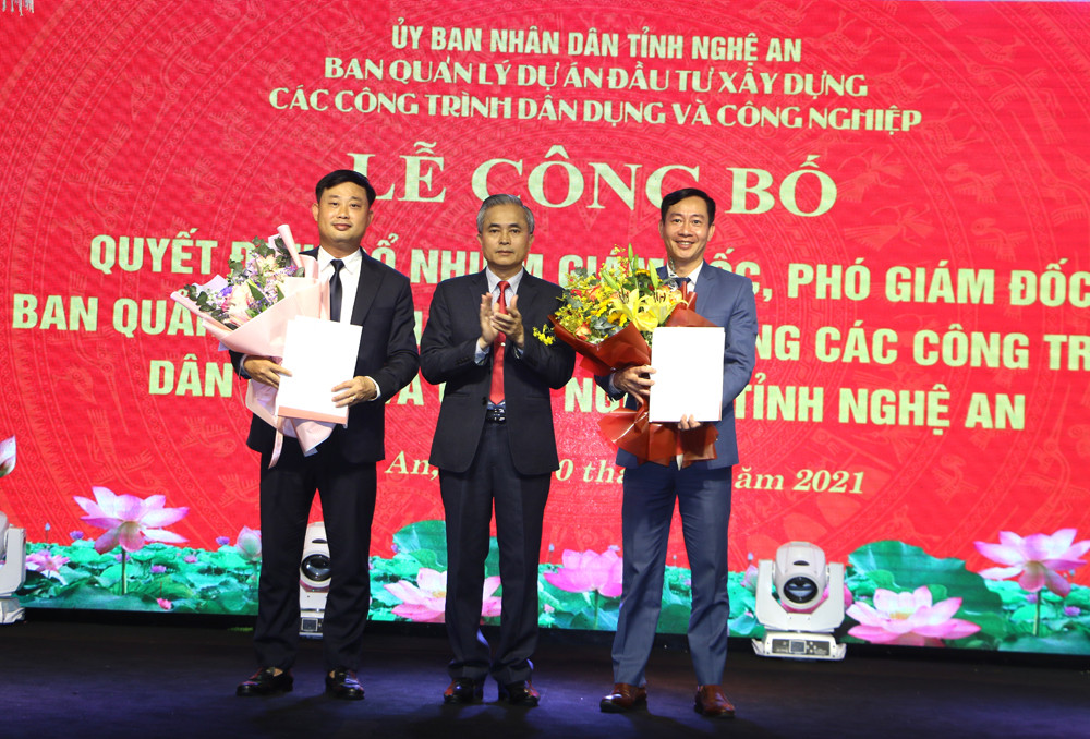 Đồng chí Lê Ngọc Hoa - Phó Chủ tịch UBND trao quyết định bổ nhiệm và tặng hoa chúc mừng 2 đồng chí mới được bổ nhiệm. Ảnh: Nguyễn Hải