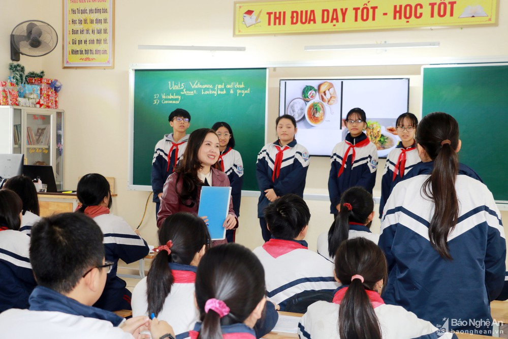 Giờ học Tiếng Anh của học sinh Trường THCS Hưng Dũng. Ảnh: MH