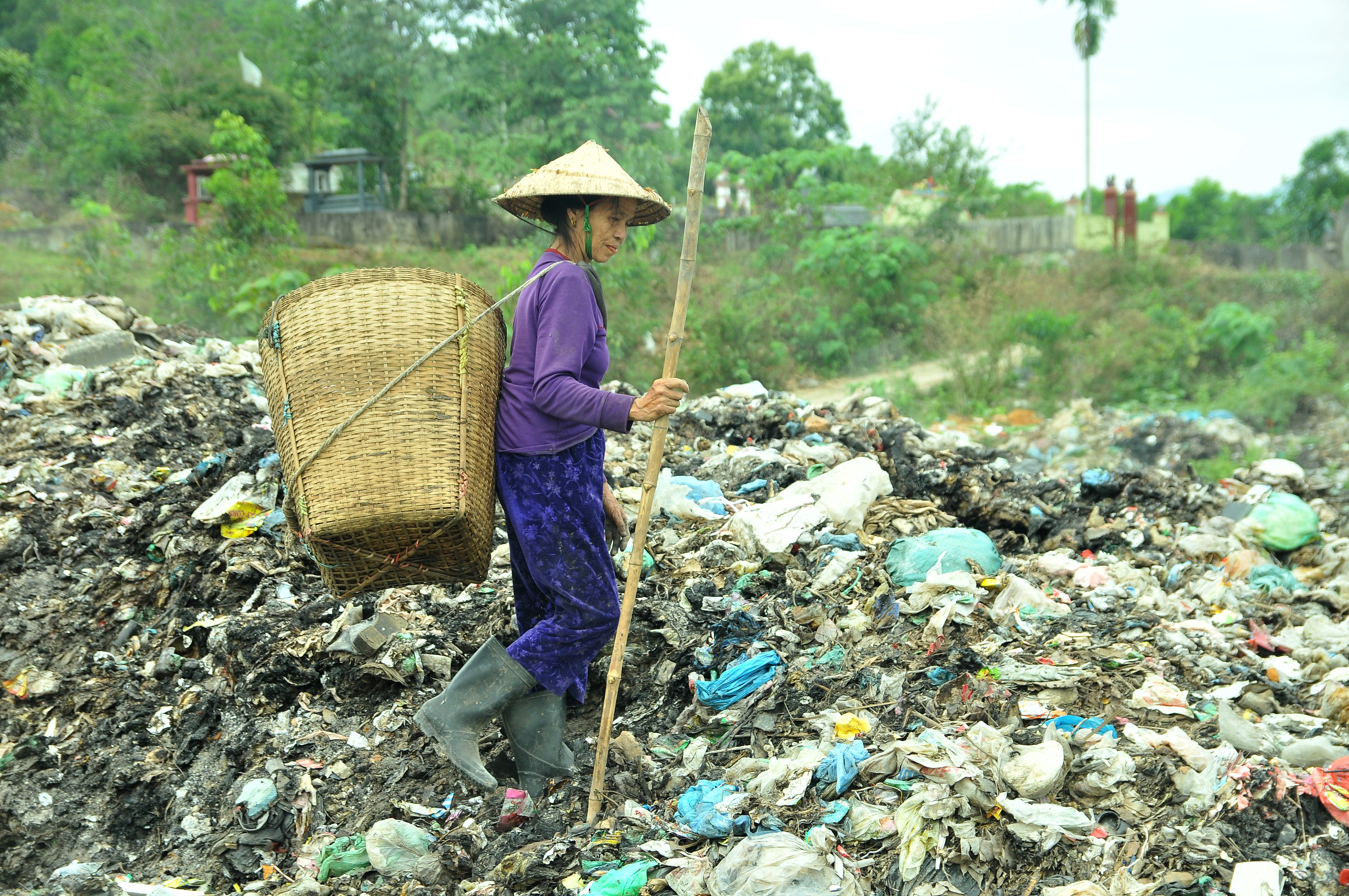 Bãi rác nằm giữa 2 quả đồi, xung quanh là mộ của người thân các hộ dân thị trấn Kim Sơn. Ảnh: Tiến Đông