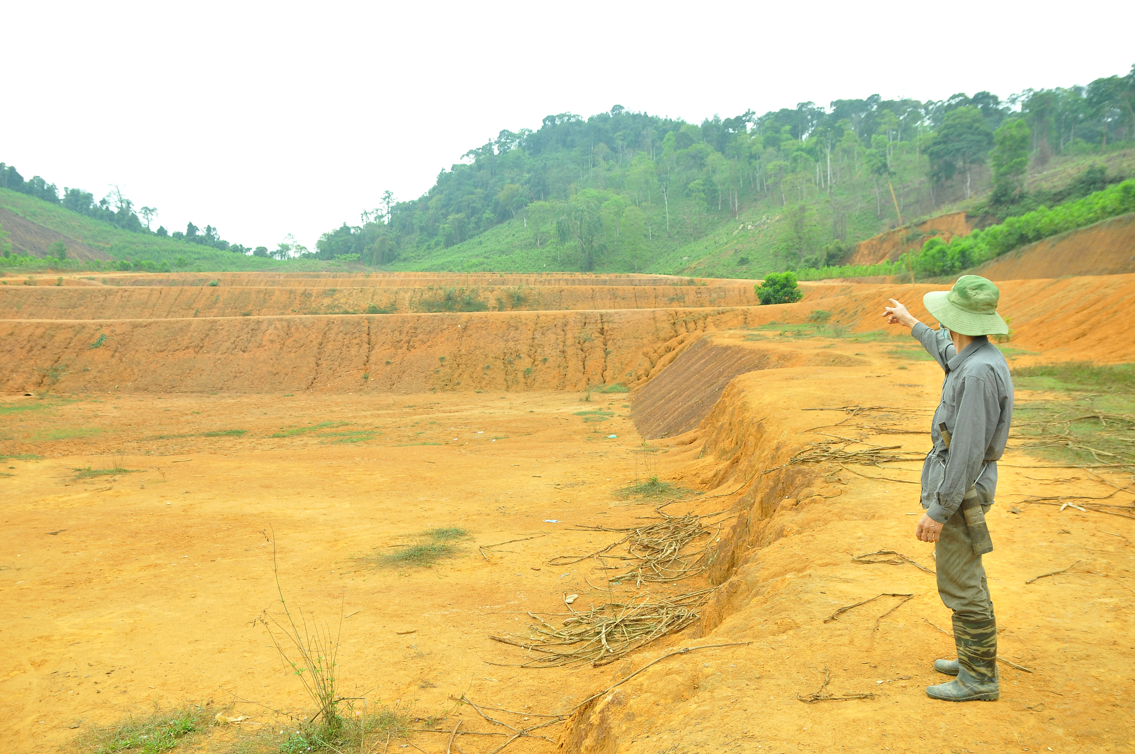 Dù đã khởi công từ năm 2013 nhưng đến nay bãi xử lý rác thải huyện Quế Phong vẫn chưa hoàn thành. Ảnh: Tiến Đông