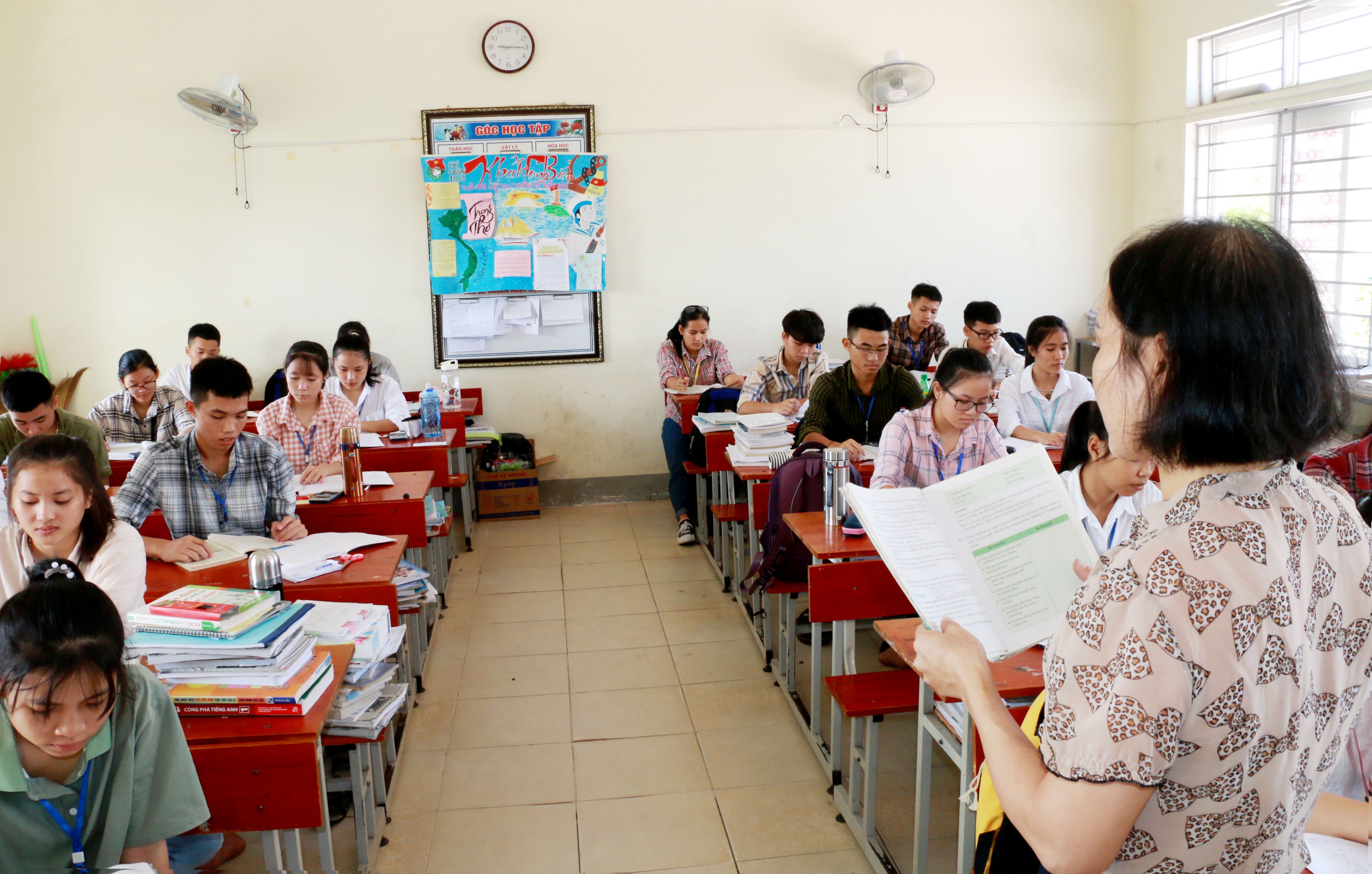 Giờ học Tiếng Anh của học sinh Trường PT DTNT THPT số 2. Ảnh: MH.