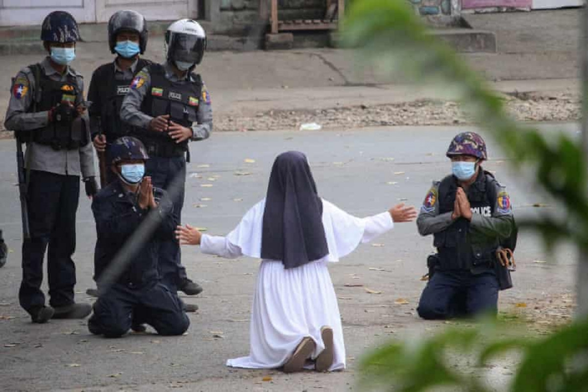 Một nữ tu ở Myanmar quỳ xin quân đội ngừng bắn người dân. (Ảnh: The Guardian)