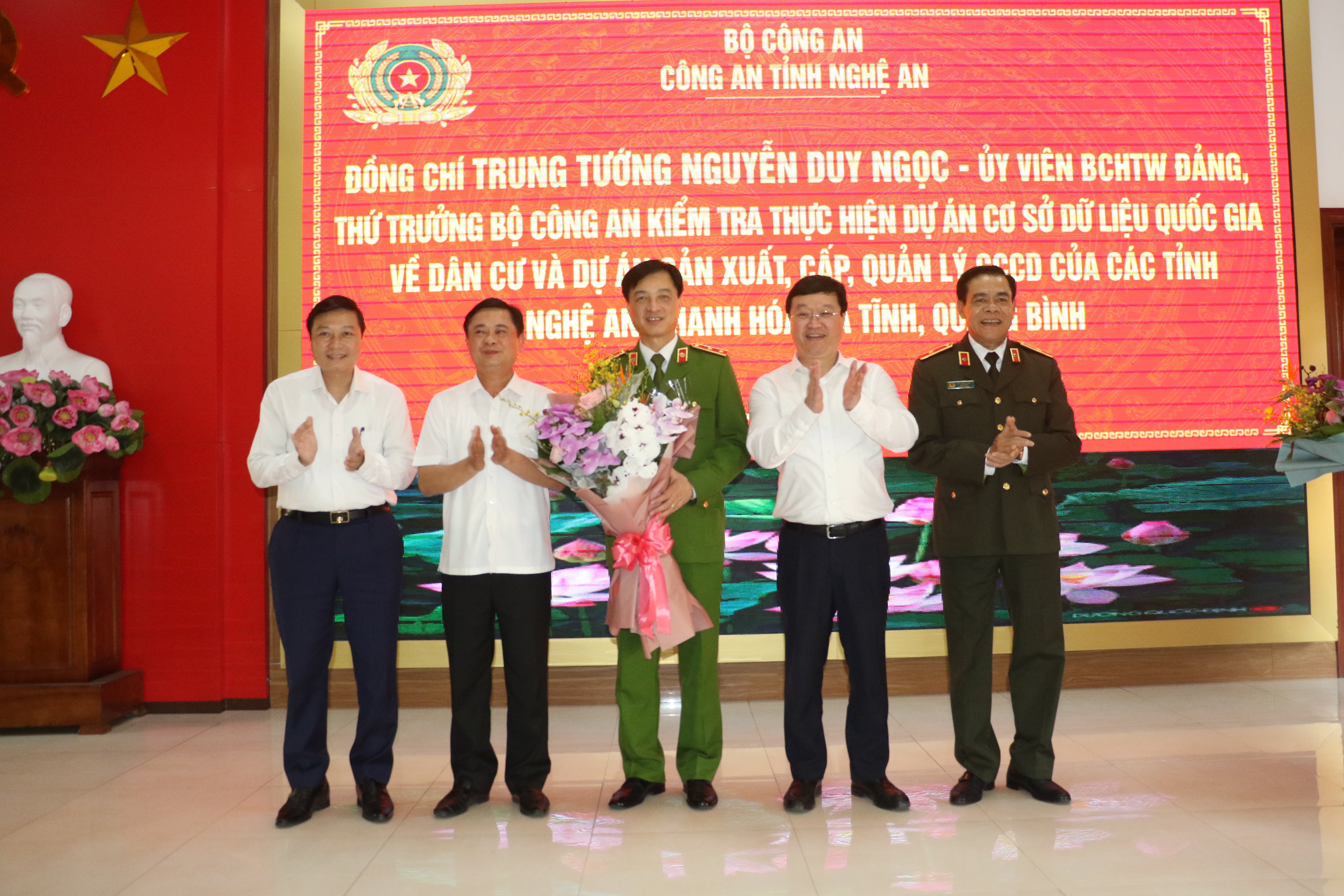 Lãnh đạo tỉnh Nghệ An tặng hoa chúc mừng Thứ trưởng Nguyễn Duy Ngọc vừa được bầu vào Ủy viên Ban Chấp hành Trung ương Đảng khóa XIII. Ảnh Trọng Tuấn