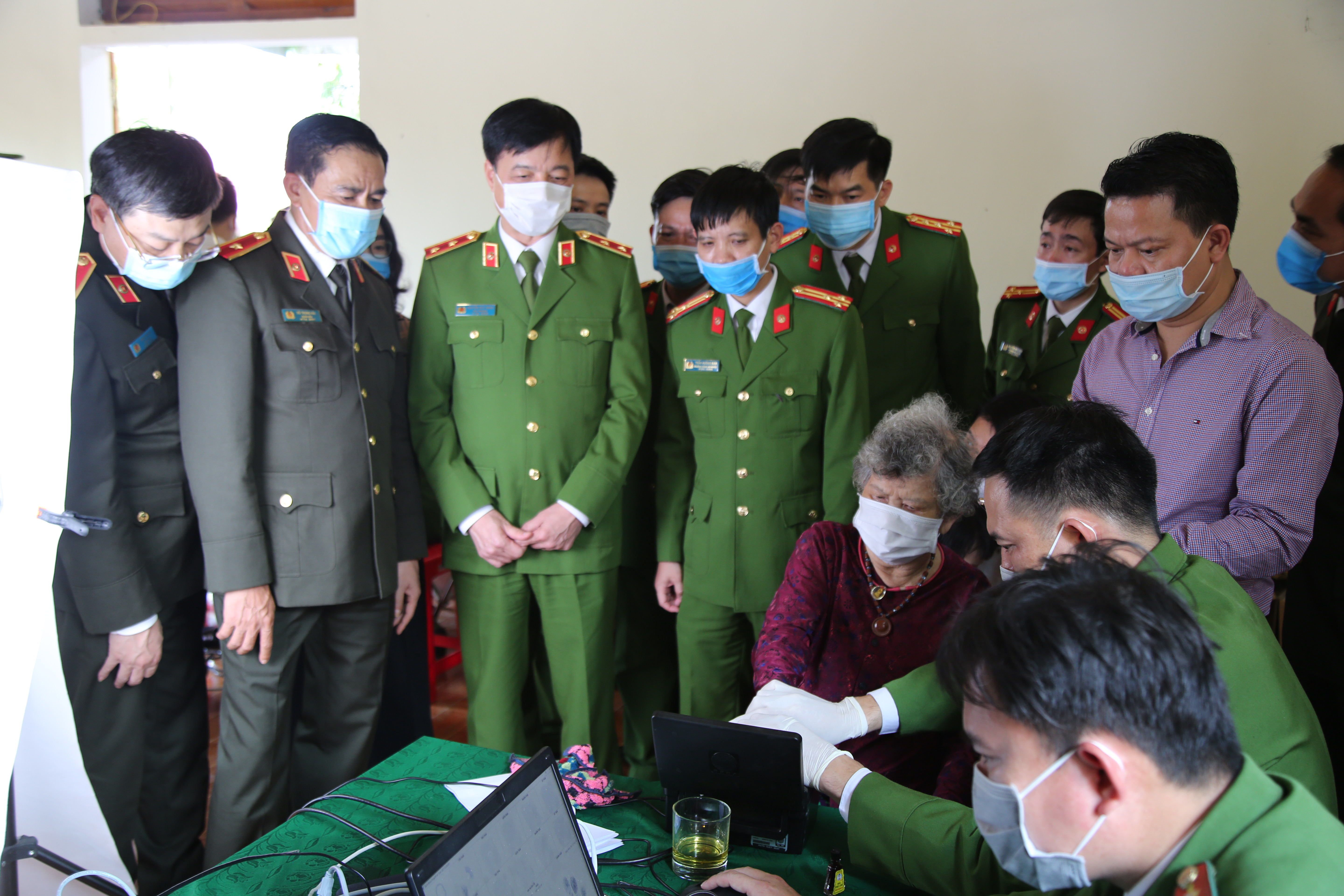 Trung tướng Nguyễn Duy Ngọc - Thứ trưởng Bộ Công an cùng đoàn công tác kiểm tra quá trình làm CCCD tại thị trấn Hưng Nguyên. Ảnh Đức Vũ