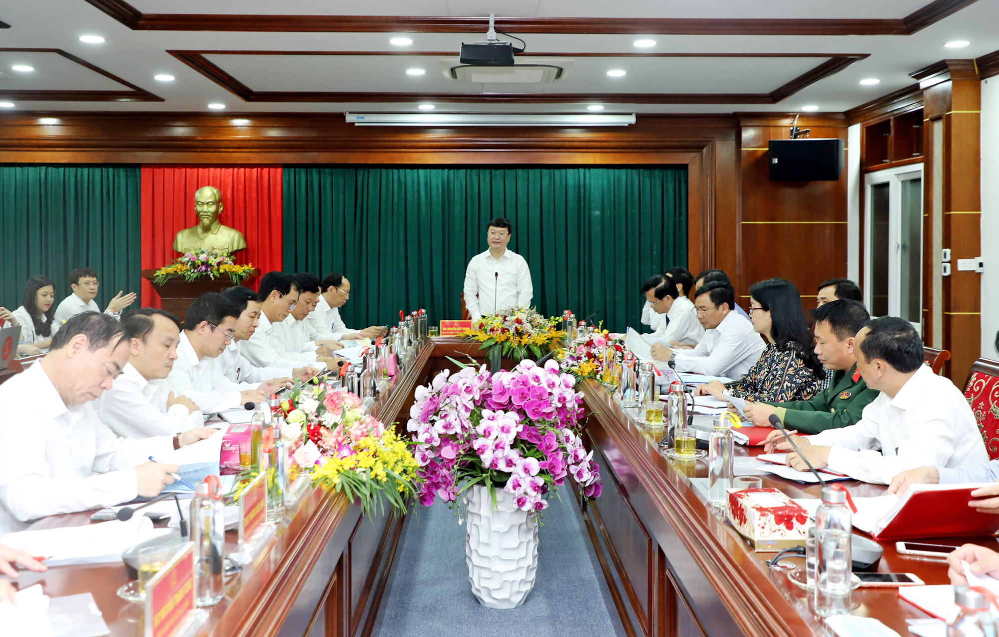 Cùng dự buổi làm việc có đồng chí Bùi Thanh An - Ủy viên Ban Thường vụ, Chủ nhiệm Ủy ban Kiểm tra Tỉnh ủy; lãnh đạo Văn phòng UBND tỉnh, Sở NN&PTNT, Kế hoạch và Đầu tư, Tài chính, Giao thông Vận tải, Tài nguyên và Môi trường, Xây dựng, Công thương, Nội vụ, Du lịch, Văn hóa và Thể thao, Y tế, Giáo dục và Đào tạo. Ảnh: Phạm Bằng