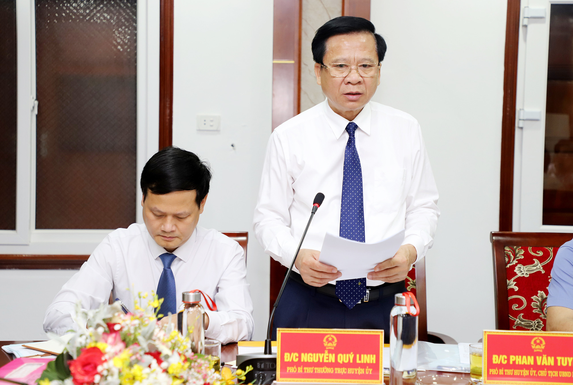 Đồng chí Phan Văn Tuyên – Phó Bí thư Huyện ủy, Chủ tịch UBND huyện Yên Thành báo cáo. Ảnh: Phạm Bằng
