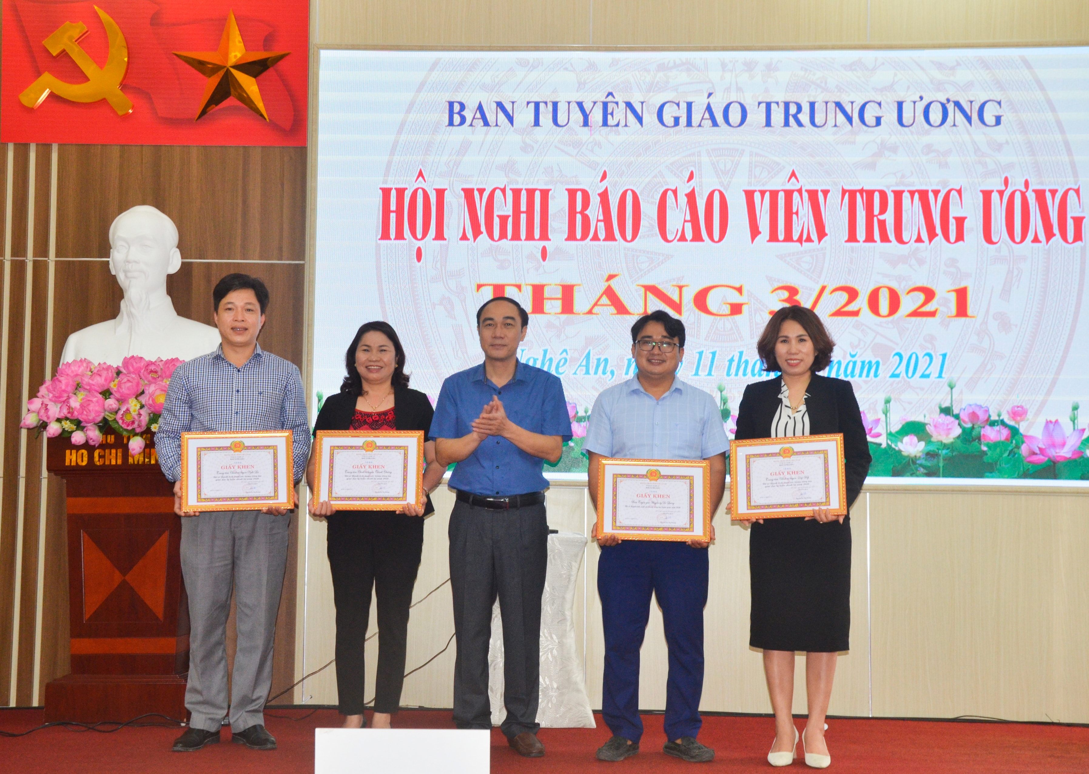 Lãnh đạo Ban Tuyên giáo Tỉnh ủy trao giấy khen cho các Trung tâm chính trị. Ảnh: Thanh Lê