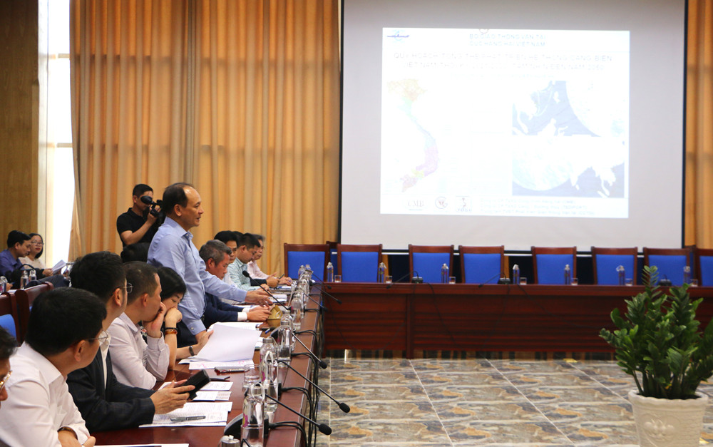 Thứ trưởng Bộ Giao thông Vận tải Nguyễn Nhật phát biểu gợi ý một số hướng để các sở ngành và UBND tỉnh Nghệ An góp ý bổ sung vào quy hoạch cảng giai đoạn mới. Ảnh: Nguyễn Hải 