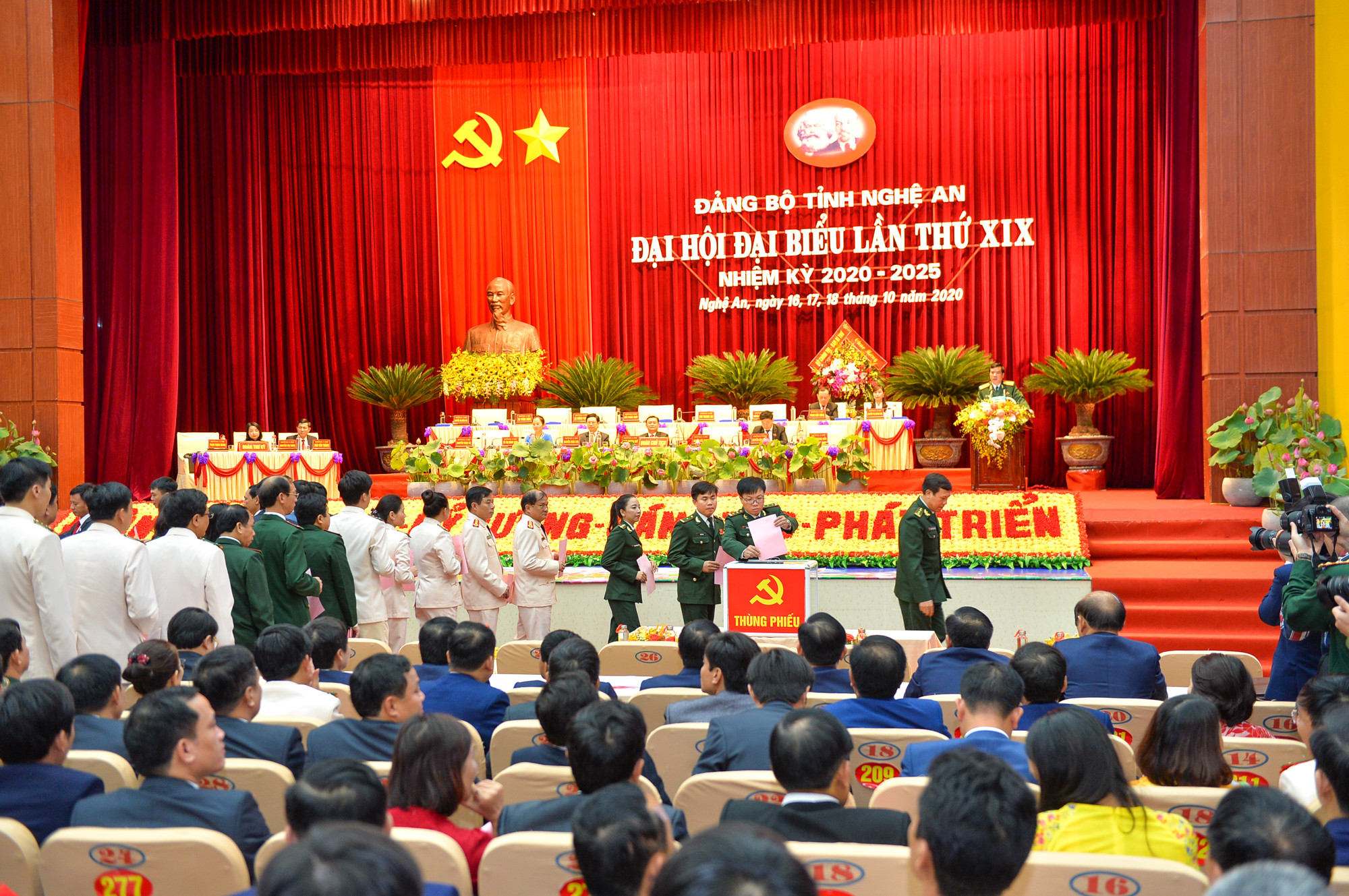 Các đại biểu bỏ phiếu tại Đại hội đại biểu Đảng bộ tỉnh Nghệ An lần thứ XIX. Ảnh tư liệu: Thành Cường