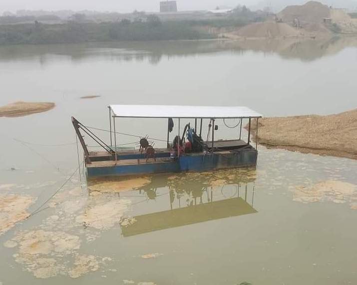 Cách đây ít ngày khi tàu hút cát hút vào sâu làm sạt lở đất, người dân đã báo với chính quyền địa phương xuống xử lý. Ảnh: CTV