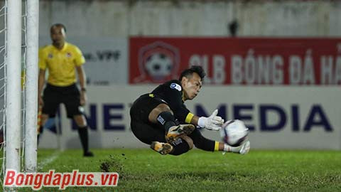 Thủ môn Bùi Tấn Trường là người đổ người thành công cản phá quả phạt đền bên phía Hải Phòng, qua đó mở ra chiến thắng sau đó cho Hà Nội FC.