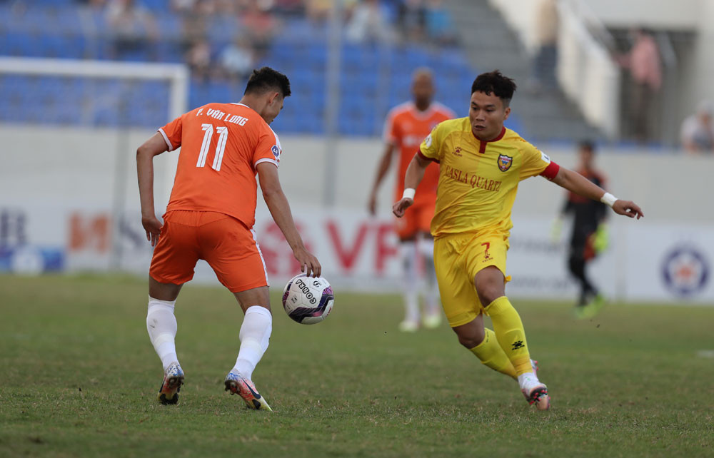 Trần Phi Sơn (số 7) đang là cầu thủ duy nhất có được bàn thắng cho Hồng Lĩnh Hà Tĩnh tại V.League 2021. Ảnh: VPF