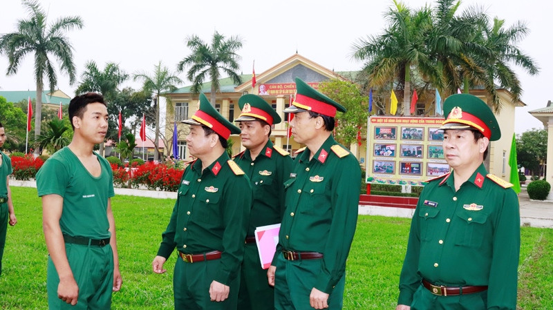 Anh 1: Đại tá Nguyễn Ngọc Hà – Ủy viên Ban thượng vụ tỉnh ủy, Chỉ huy trưởng Bộ CHQS tỉnh thăm hỏi động viên chiến sỹ Thái Hoàng Minh chiến sỹ Trung đội 8 Đại đội 3 Tiểu đoàn 41.