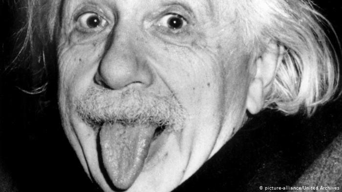 Bức ảnh Einstein thè lưỡi nổi tiếng khắp thế giới. Ảnh: pa