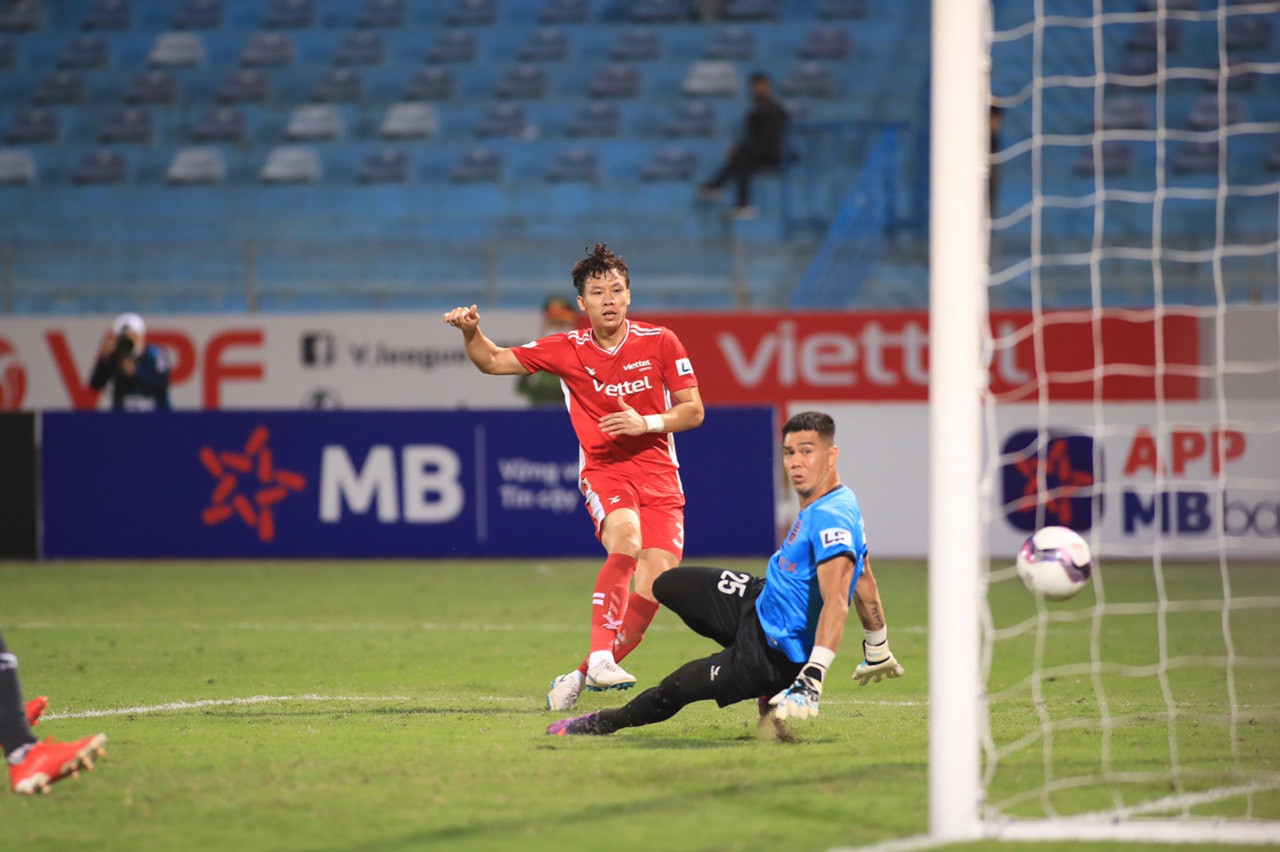 Trung vệ Quế Ngọc Hải trở lại với bàn thắng quan trọng cho Viettel. Ảnh: Như Nguyễn