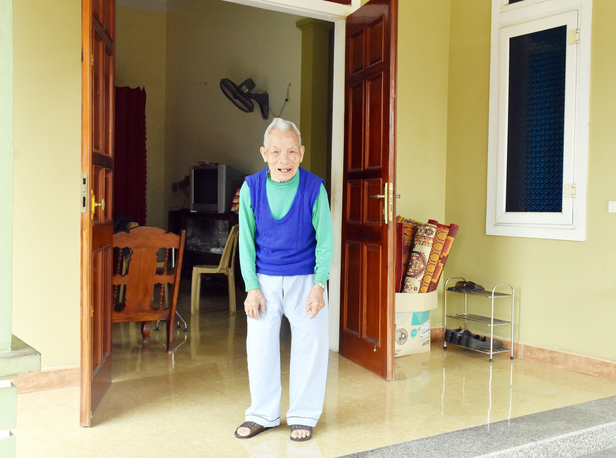 1.Bước sang tuổi 103, cụ Hoàng Văn Bàng vẫn đi lại trong nhà, trí nhớ vẫn minh mẫn. Ảnh: Công Kiên