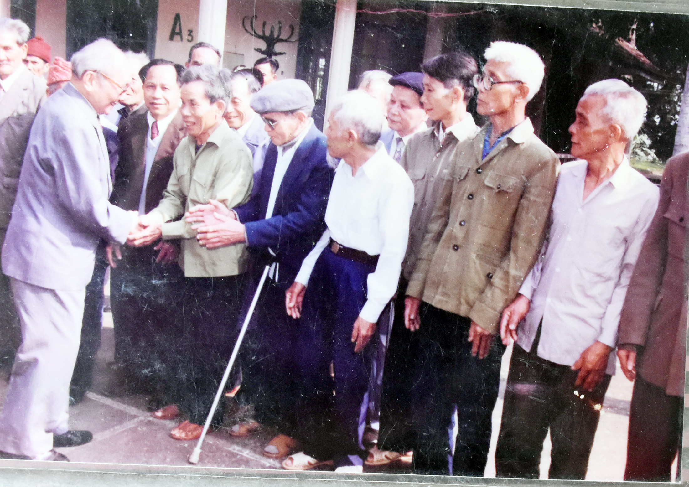 Bức ảnh Chủ tịch nước Võ Chí Công bắt tay cụ Hoàng Văn Bàng. Ảnh: NVCC