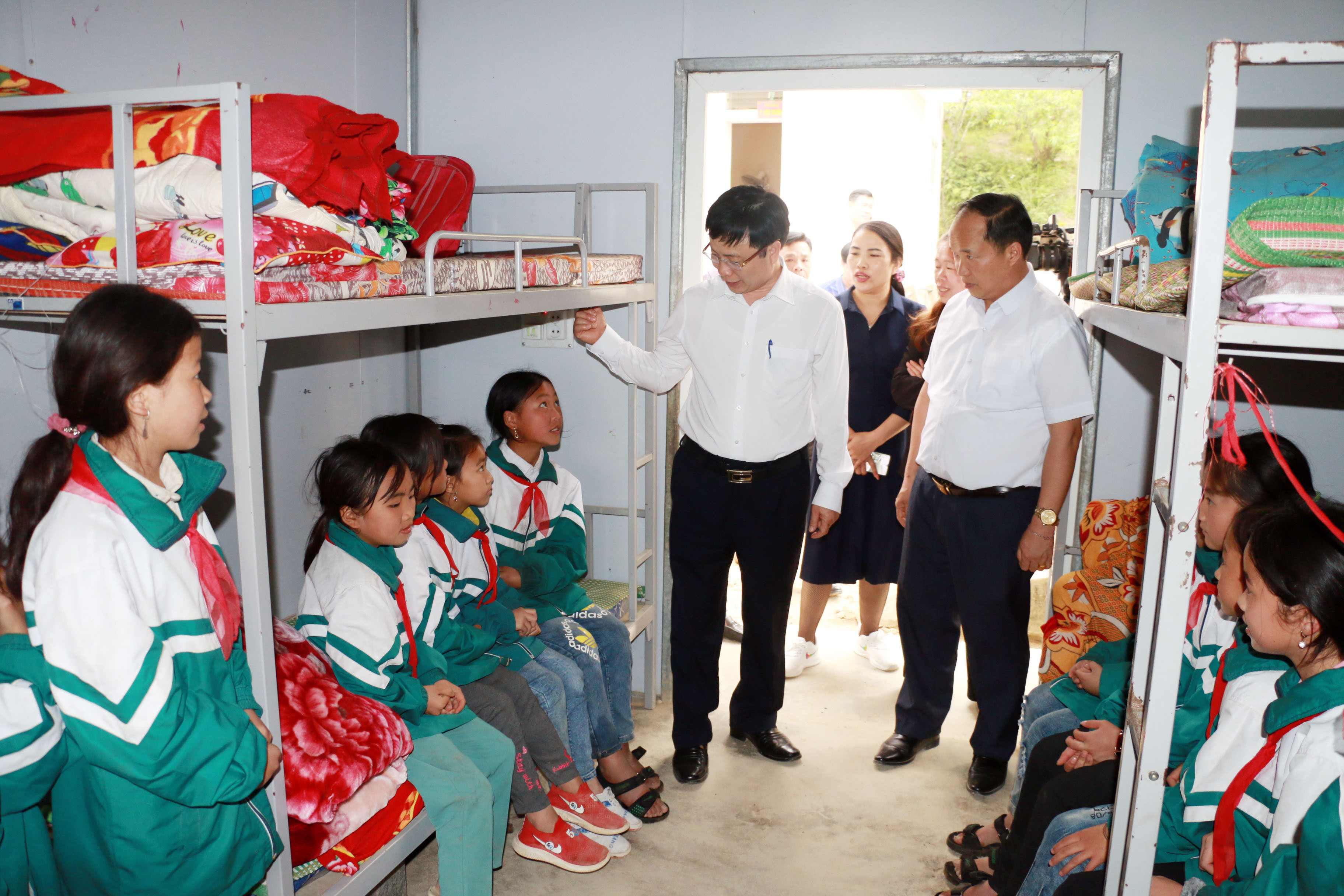 Phó Chủ tịch UBND Tỉnh Bùi Đình Long trò chuyện với học sinh bán trú ở Trường Tiểu học Mường Lống 1. Ảnh: MH