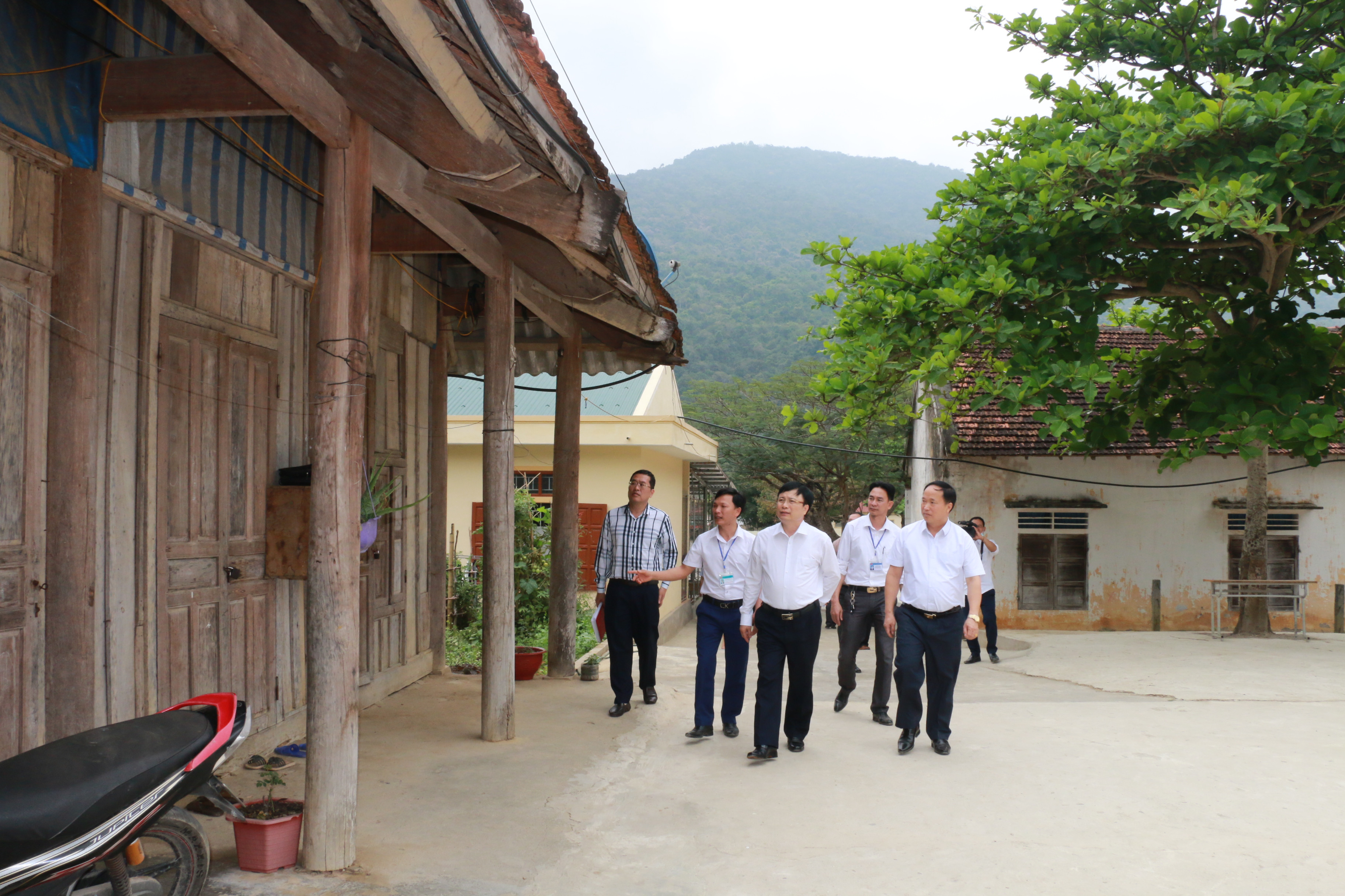 Phó Chủ tịch UBND tỉnh Bùi Đình Long kiểm tra khu nhà công vụ của giáo viên Trường PT DTBT THCS Chiêu Lưu. Ảnh: Mỹ Hà