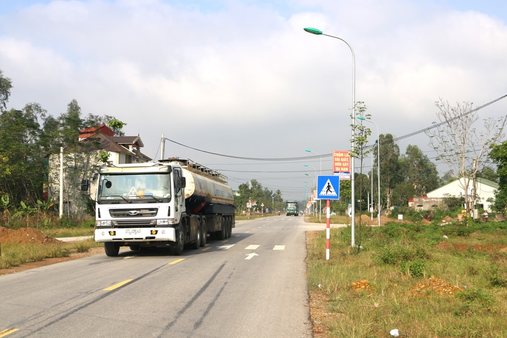 Phương tiện đi lại trên đường vành đai 35 m từ Quốc lộ 46 Nghi Ân đi qua Hưng Hòa đến đường ven Sông Lam sang Hà Tĩnh chủ yếu xe siêu trường siêu trọng và phần lớn do lái xe tải từ ngoại tỉnh, ngoại thành do chưa quen địa hình, đường dân sinh nên khi gặp sự cố bất ngờ rất dễ gây tai nạn. Ảnh: Nguyễn Hải