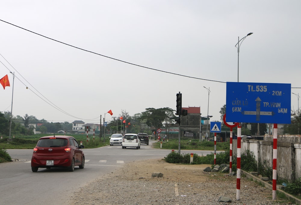 Nút giao ngã tư đường 95 m Vinh Cửa Lò với trục đường chính xã Nghi Phong đã xảy ra 1 số vụ tai nạn và tiềm ẩn nhiều nguy hiểm. Ảnh: Nguyễn Hải