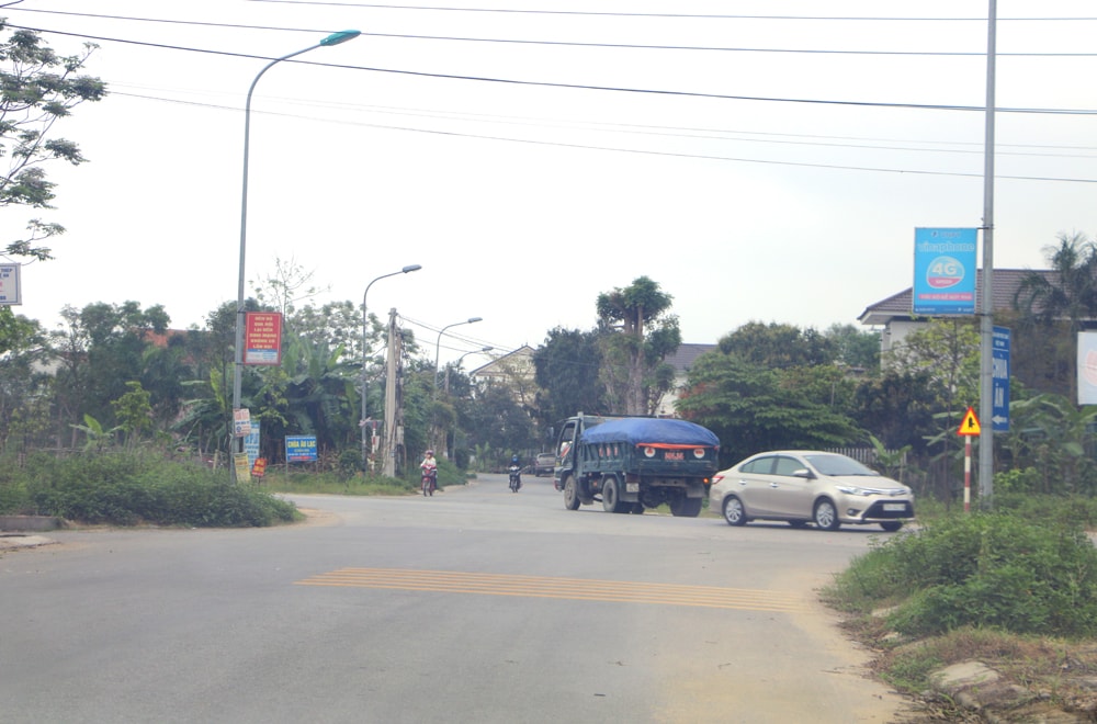 Nút giao ngã tư đườg 35 m với đường Lê Quý Đôn (gần doanh trại bộ đội) thuộc địa bàn xã Nghi Đức do tầm nhìn quá hẹp, phương tiện trên đường 35 m đi lại nhiều và tốc độ cao. Ảnh: Nguyễn Hải 