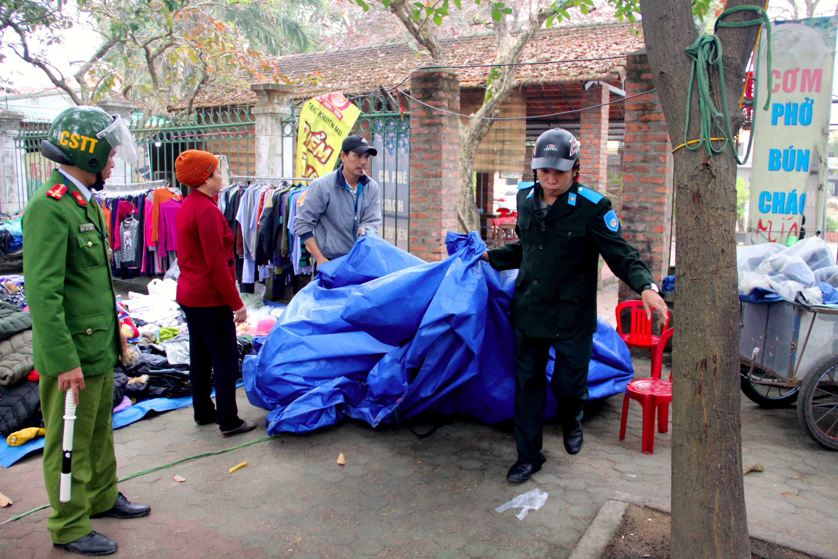 TP.Vinh giải tỏa hành lang ATGT tại các bệnh viện. Ảnh: Quang An