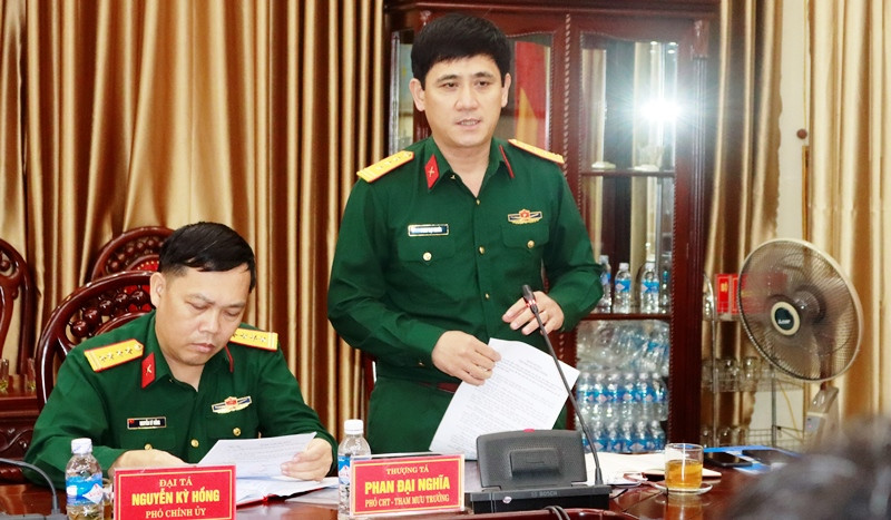 Thượng tá Phan Đại Nghĩa, Phó chỉ huy trưởng, Tham mưu trưởng Bộ CHQS tỉnh phát biểu tại hội nghị