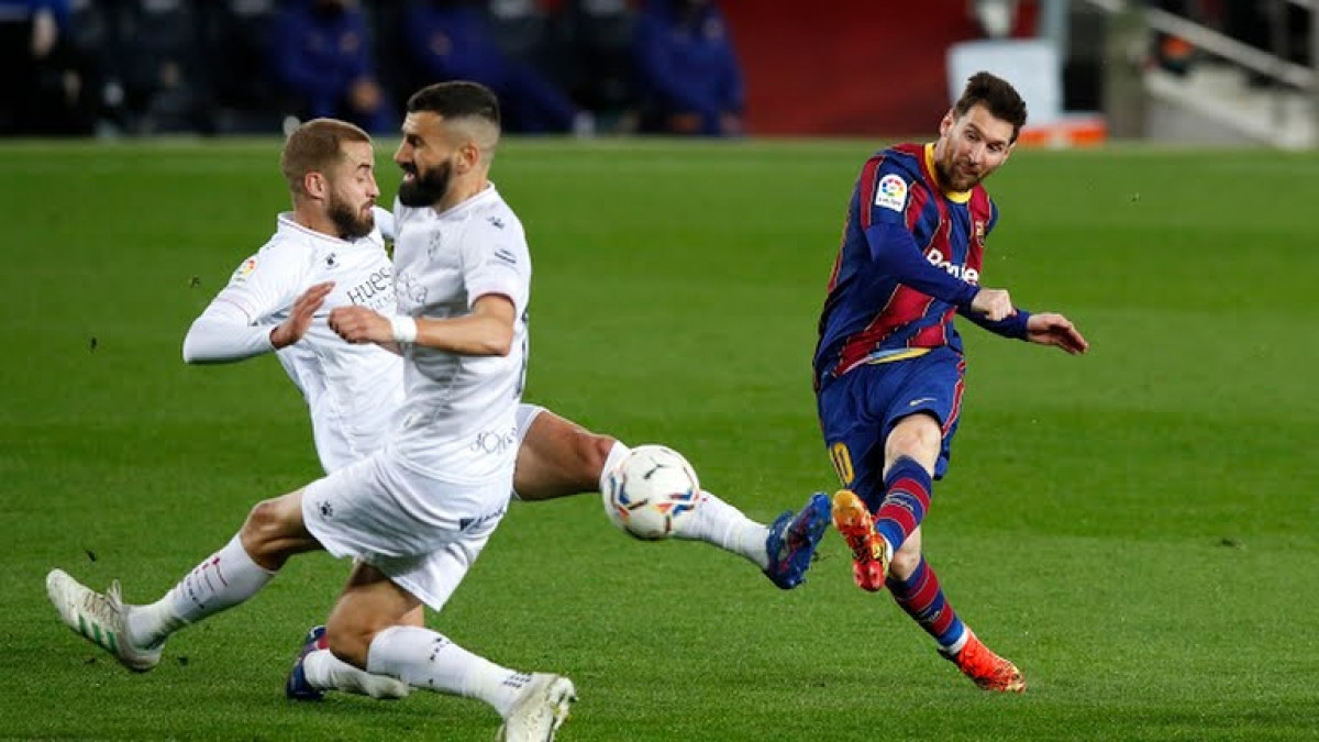 Messi ghi cú đúp và 1 kiến tạo giúp Barca thắng đậm Huesca (Ảnh: Reuters).