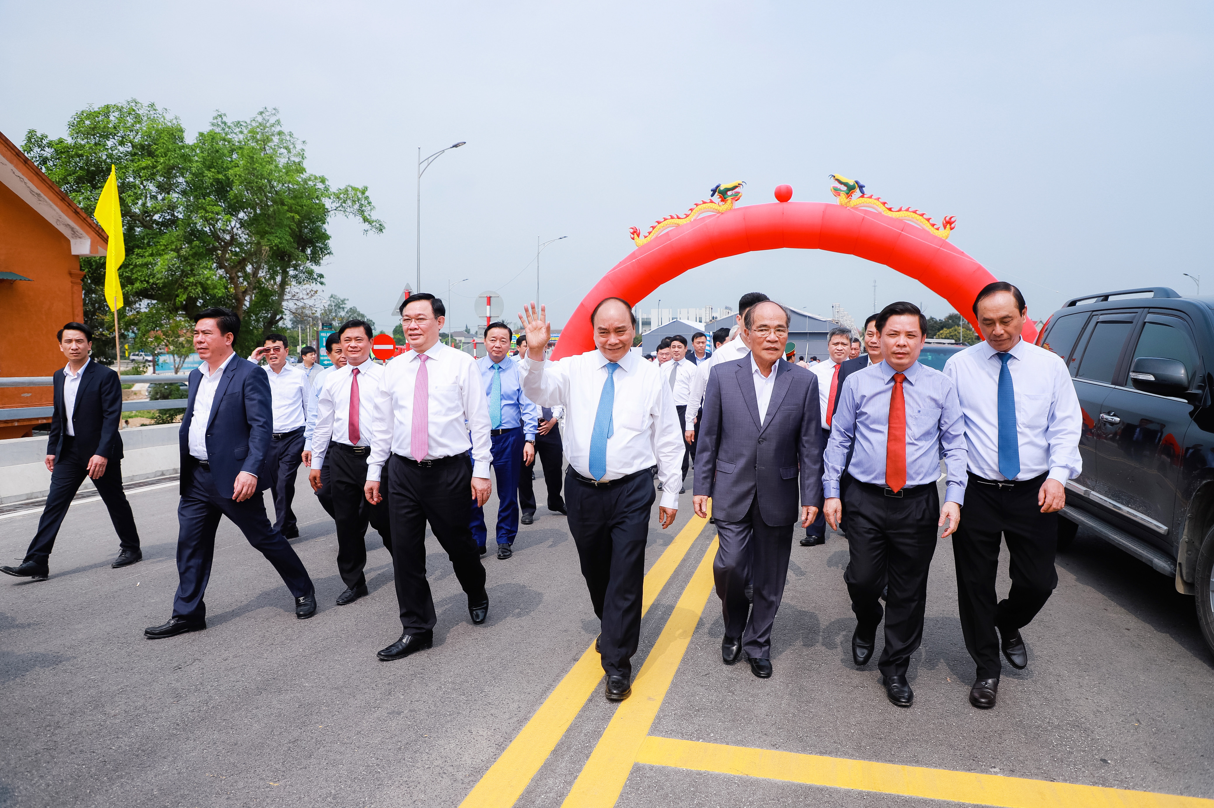 Trong ngày thông xe, cắt băng khánh thành, hủ tướng Nguyễn Xuân Phúc và các đại biểu dự Lễ thông xe cầu Cửa Hội.