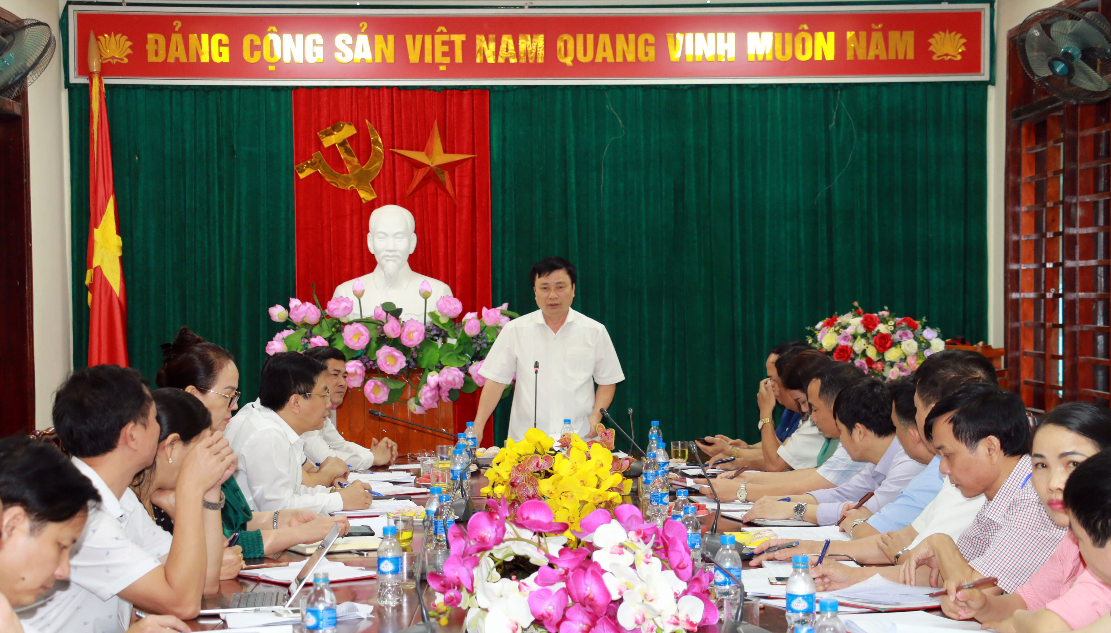 Đồng chí PCT UBND tỉnh Bùi Đình Long phát biểu tại buổi làm việc.