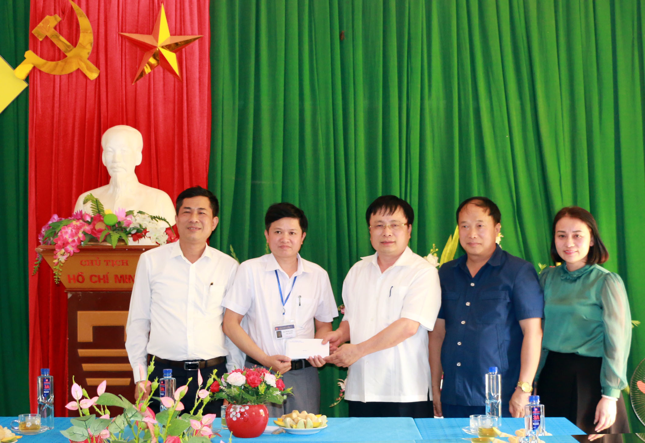 Đồng chí Bùi Đình Long trao quà hỗ trợ cho Trường PT DTBT Tiểu học Tà . Ảnh: MH