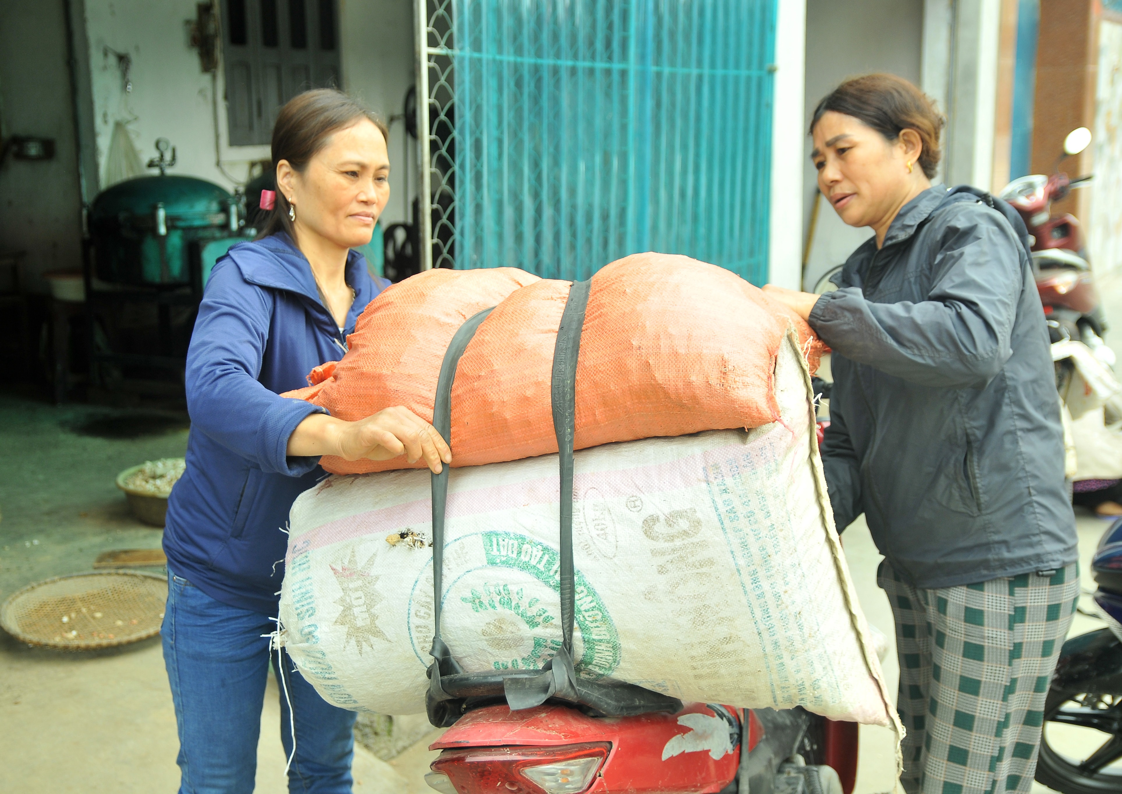 Nhiều gia đình đã mang lạc, đậu nành trồng được đem đến cơ sở ép dầu để về dùng. Ảnh: TĐ