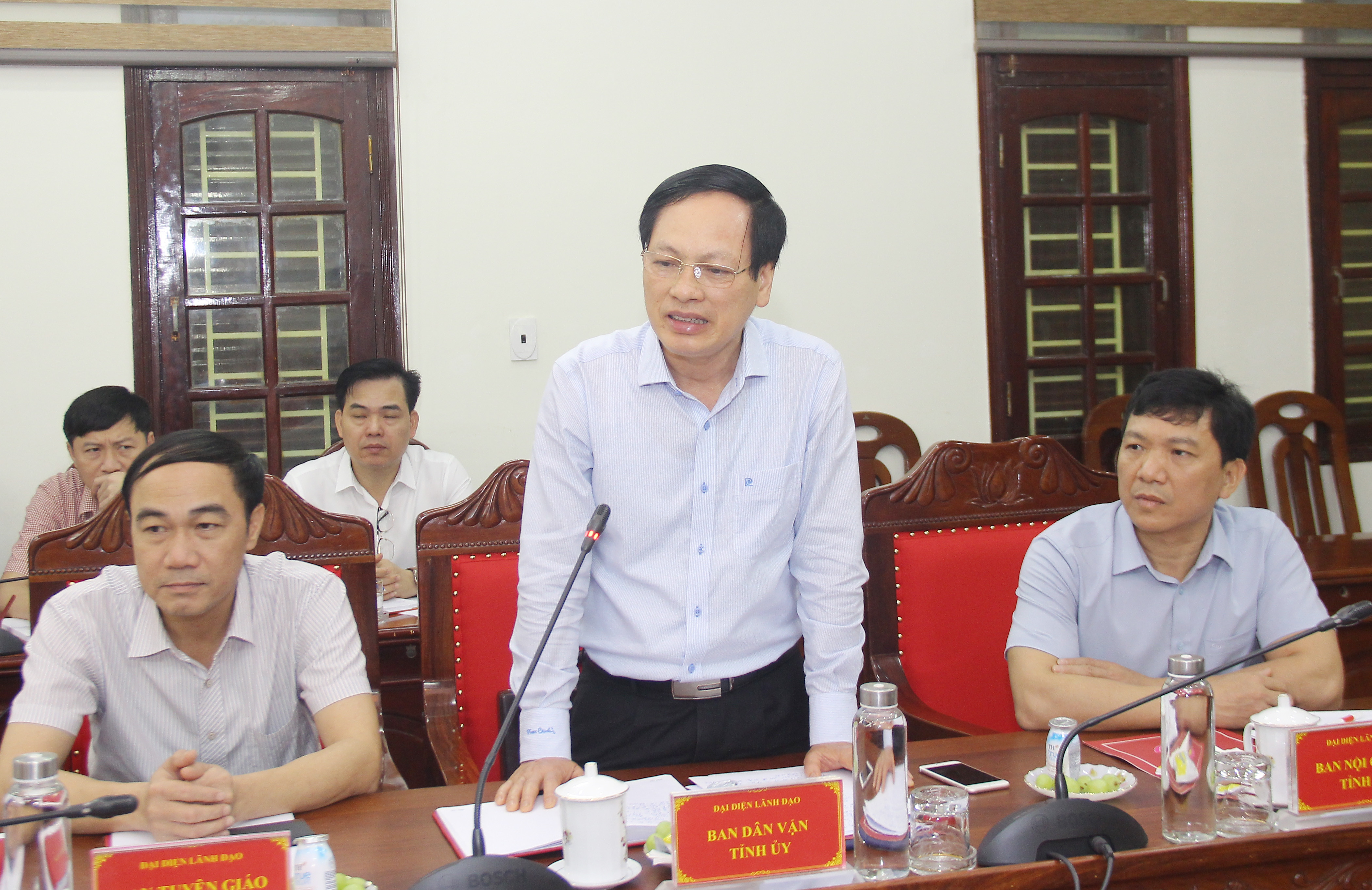 Đồng chí Nguyễn Mạnh Khôi - Phó trưởng ban Thường trực Ban Dân vận Tỉnh ủy nêu một số bất cập trong quá trình thực hiện mô hình văn phòng cấp ủy dùng chung. Ảnh: Mai Hoa