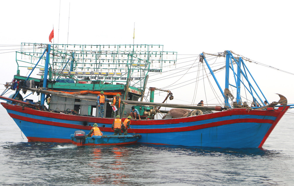 Lực lượng Kiểm ngư Nghệ An tiếp cận tàu cá không biển số đánh bắt trong vùng biển lộng ven bờ để kiểm tra thủ tục hành chính. Ảnh: Nguyễn Hải