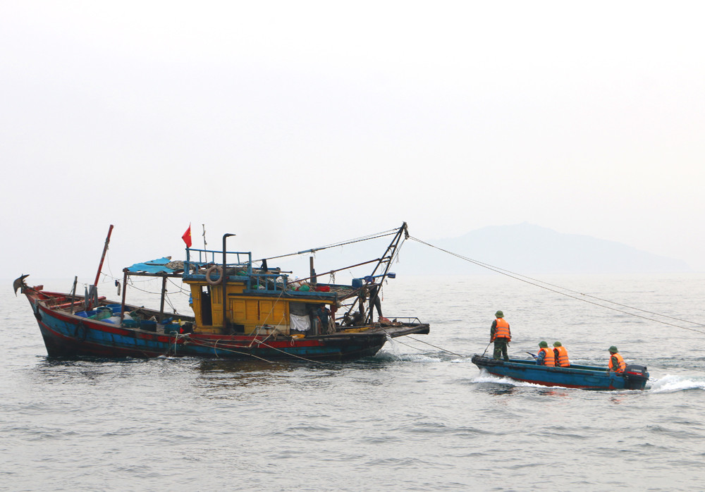 Đoàn kiểm ngư tiếp cận một tàu cá để kiểm tra và tuyên truyền, nhắc nhở ngư dân chấp hành quy định đánh bắt thủy sản và chống khai thác trái phép. Ảnh: Nguyễn Hải